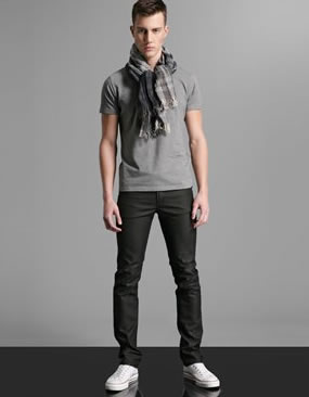 grey-tshirt-look