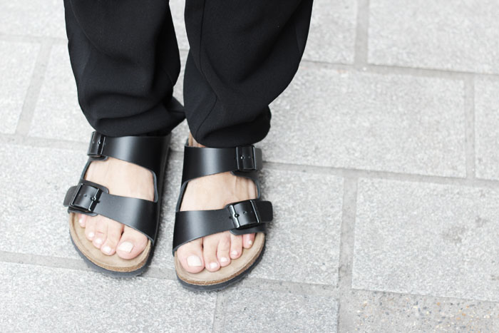 fashion-guitar-birkenstocks