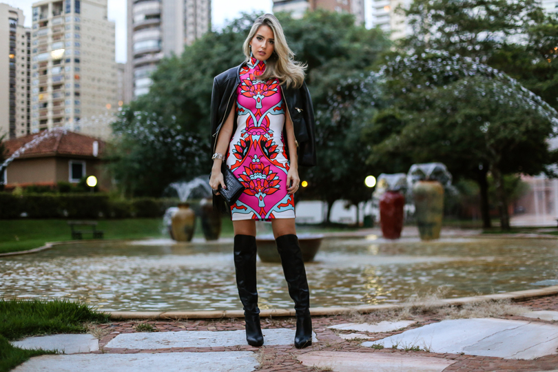 Blog-Marina-Casemiro-Simone-Meirelles-Fotografia-Analoren-ecommerce-vestido-estampado-pink-vermelho-turquesa-e-branco-gola-alta-bota-preta-over-knee-steve-madden-look-noite-5