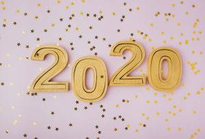 celebracao-de-ano-novo-2020-e-estrelas-de-brilho-dourado_23-2148346466